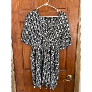 Black & White Top w/ Pockets